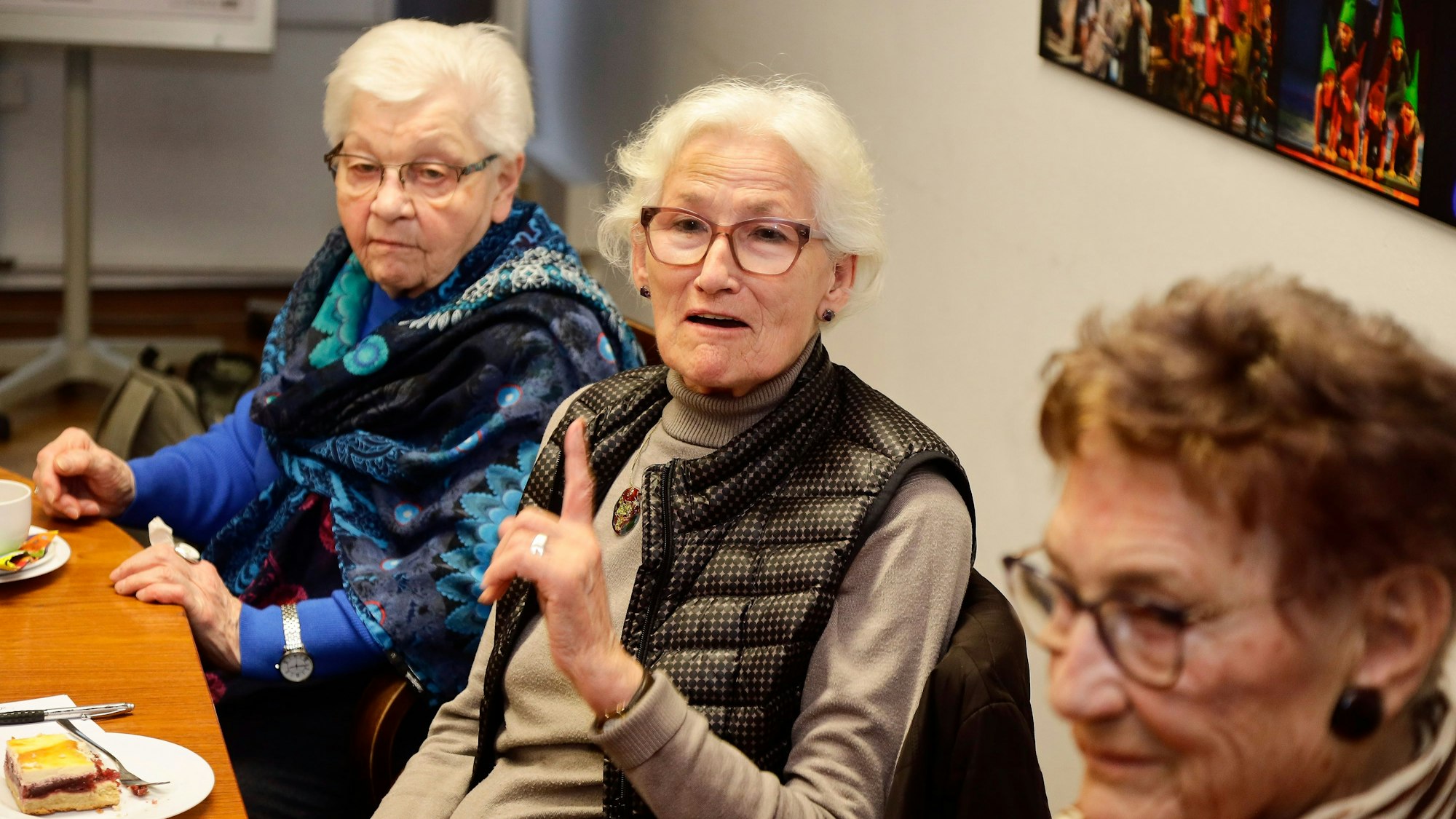 Alte Damen im Gespräch im Deutzer Bürgerzentrum