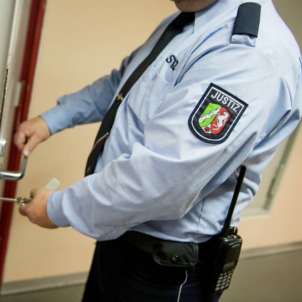 Ein Justizvollzugsbeamter schließt in der Justizvollzugsanstalt Euskirchen eine Tür.