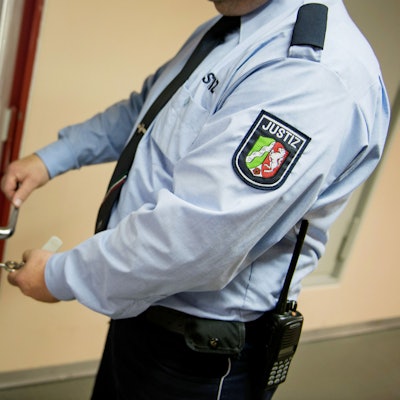 Ein Justizvollzugsbeamter schließt in der Justizvollzugsanstalt Euskirchen eine Tür.