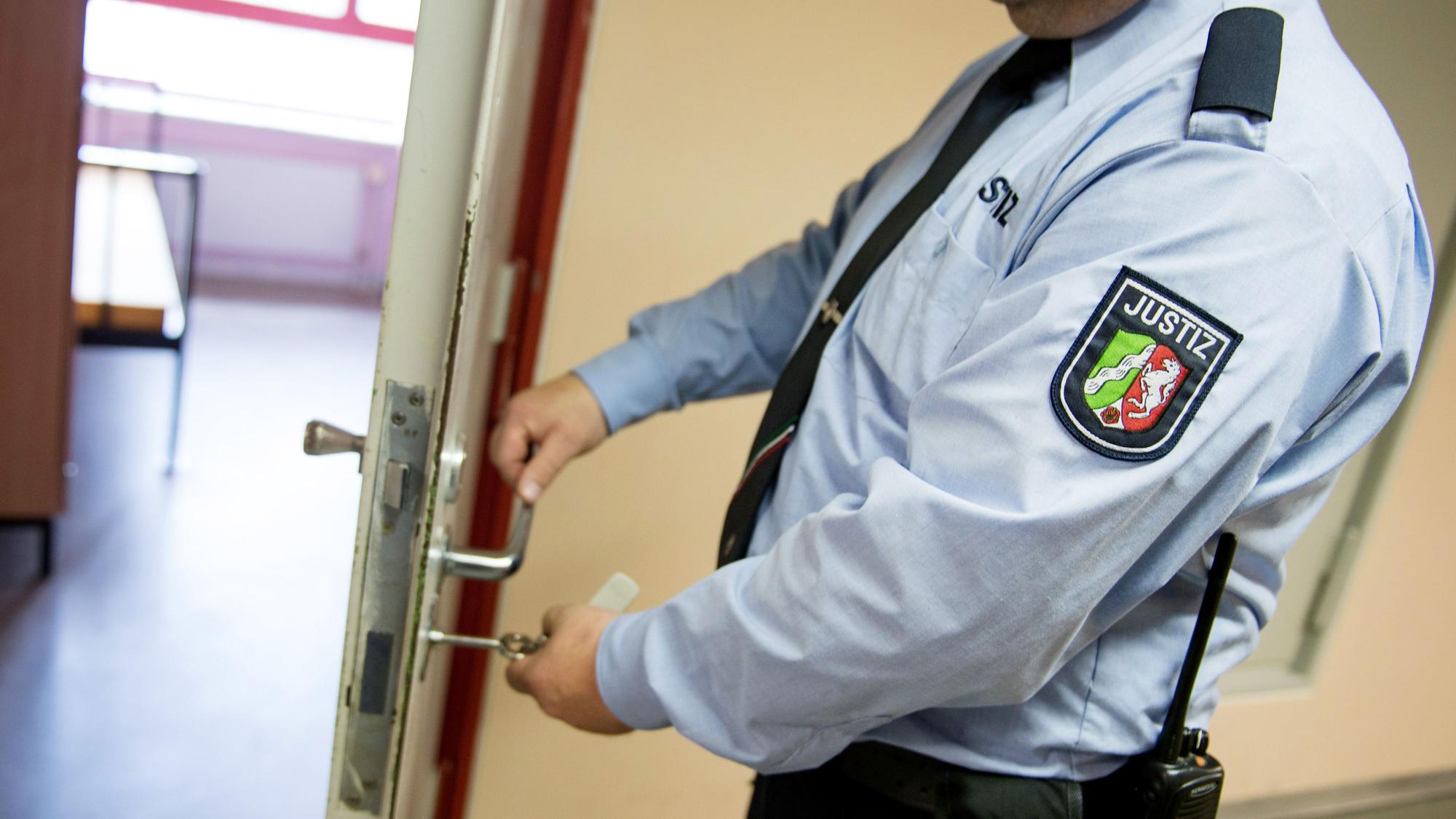 Ein Justizvollzugsbeamter schließt in der Justizvollzugsanstalt Euskirchen eine Tür.