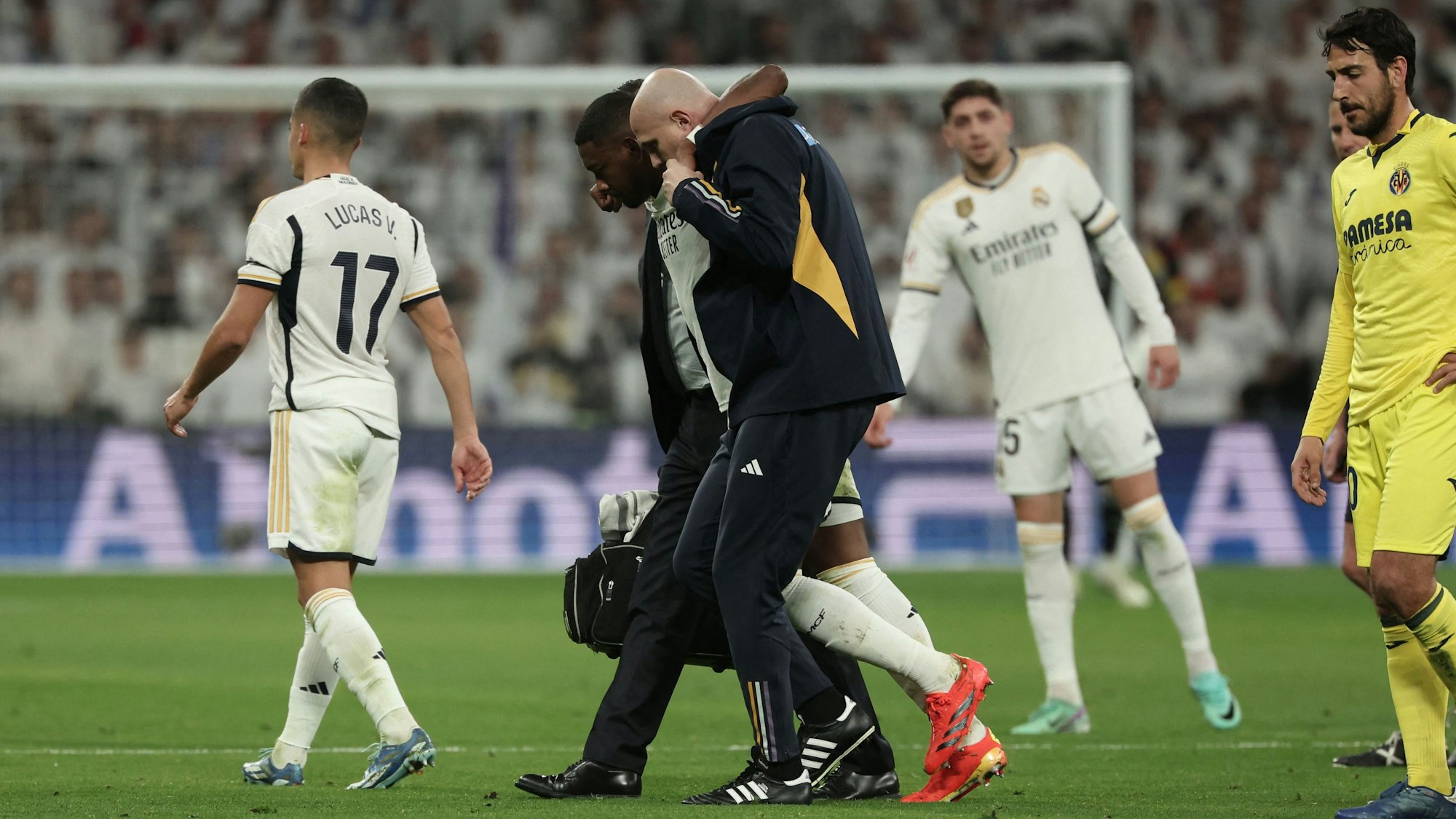 Real Madrid's David Alaba wird von Sanitätern vom Spielfeld gebracht.