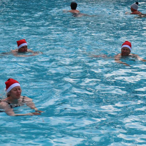 Helmut Goldau (2.v.l.) brachte seine erwachsenen Kinder zum Eisschwimmen mit.