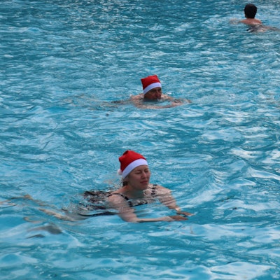 Helmut Goldau (2.v.l.) brachte seine erwachsenen Kinder zum Eisschwimmen mit.