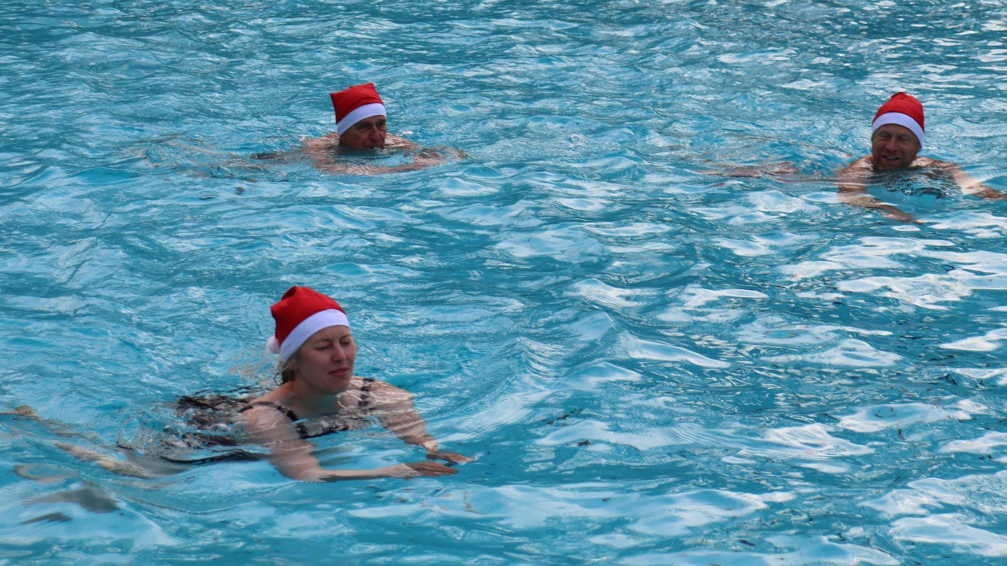 Helmut Goldau (2.v.l.) brachte seine erwachsenen Kinder zum Eisschwimmen mit.
