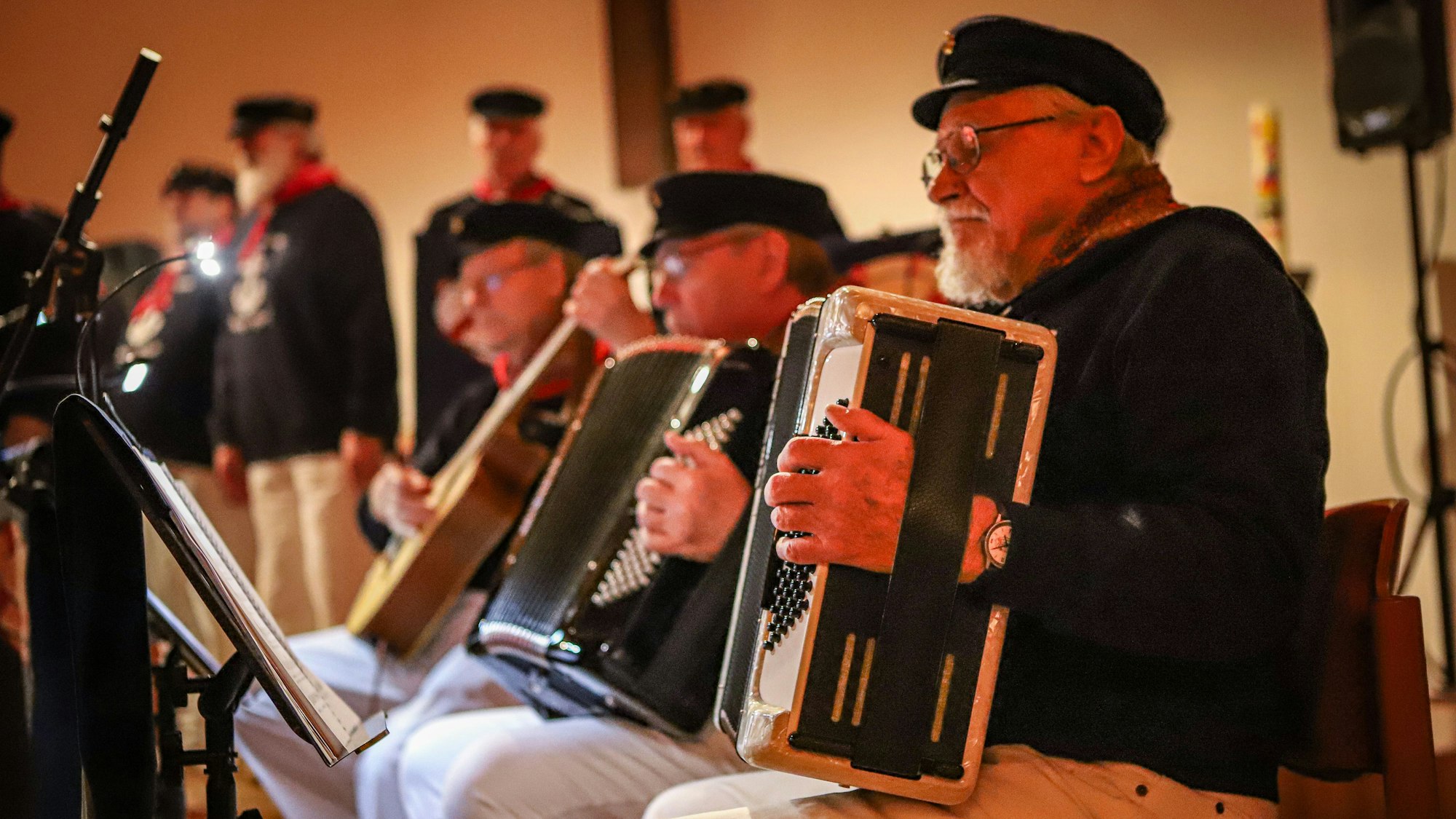 Der Shanty Chor der Marine Kameradschaft Leverkusen sangen ihre Weihnachtslieder in der Friedenskirche in Schlebusch.