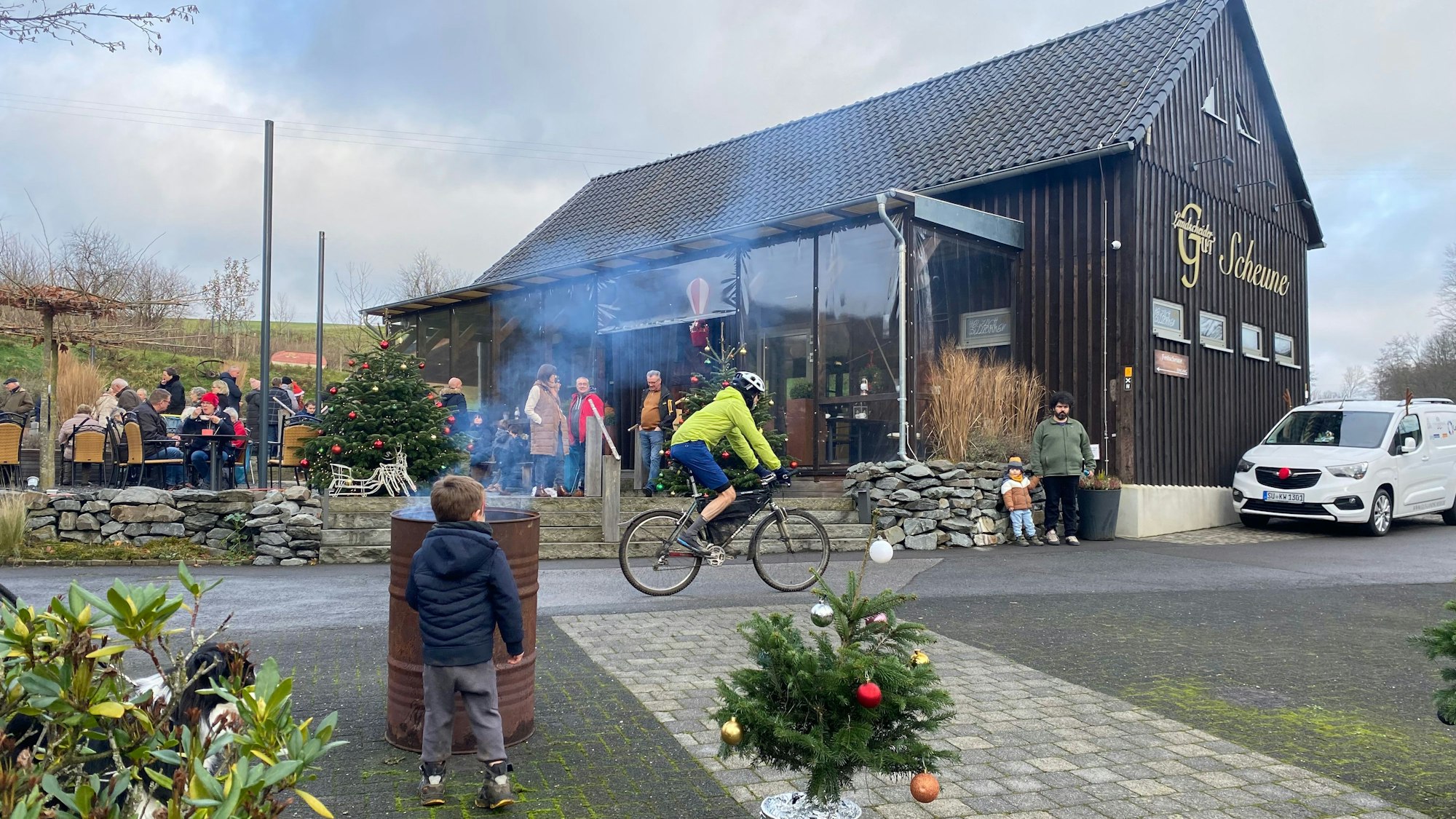 Zum Weihnachtsdorf am Gut Landscheid in Burscheid kommen Radfahrergruppen und Familien auf eine Bratwurst und einen Punsch vorbei.