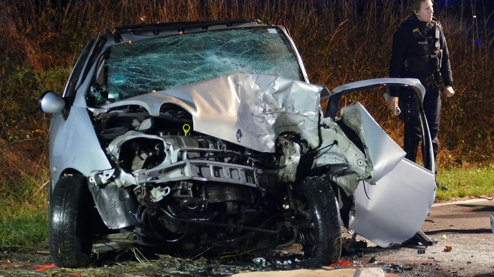 Polizistinnen und Polizisten sichern Spuren am Unfallauto.
