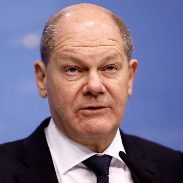 Nahaufnahme von Olaf Scholz Kopf. Der Bundeskanzler schaut nach oben.