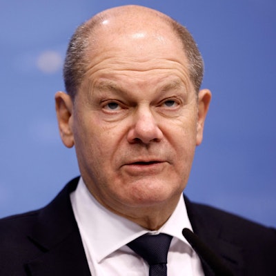Nahaufnahme von Olaf Scholz Kopf. Der Bundeskanzler schaut nach oben.