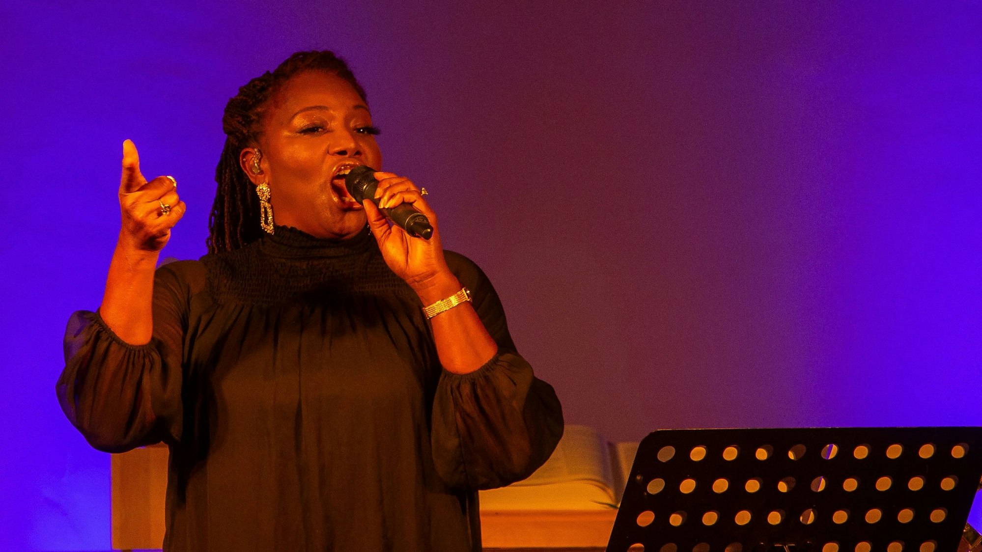 Ein schwarze Sängerin.