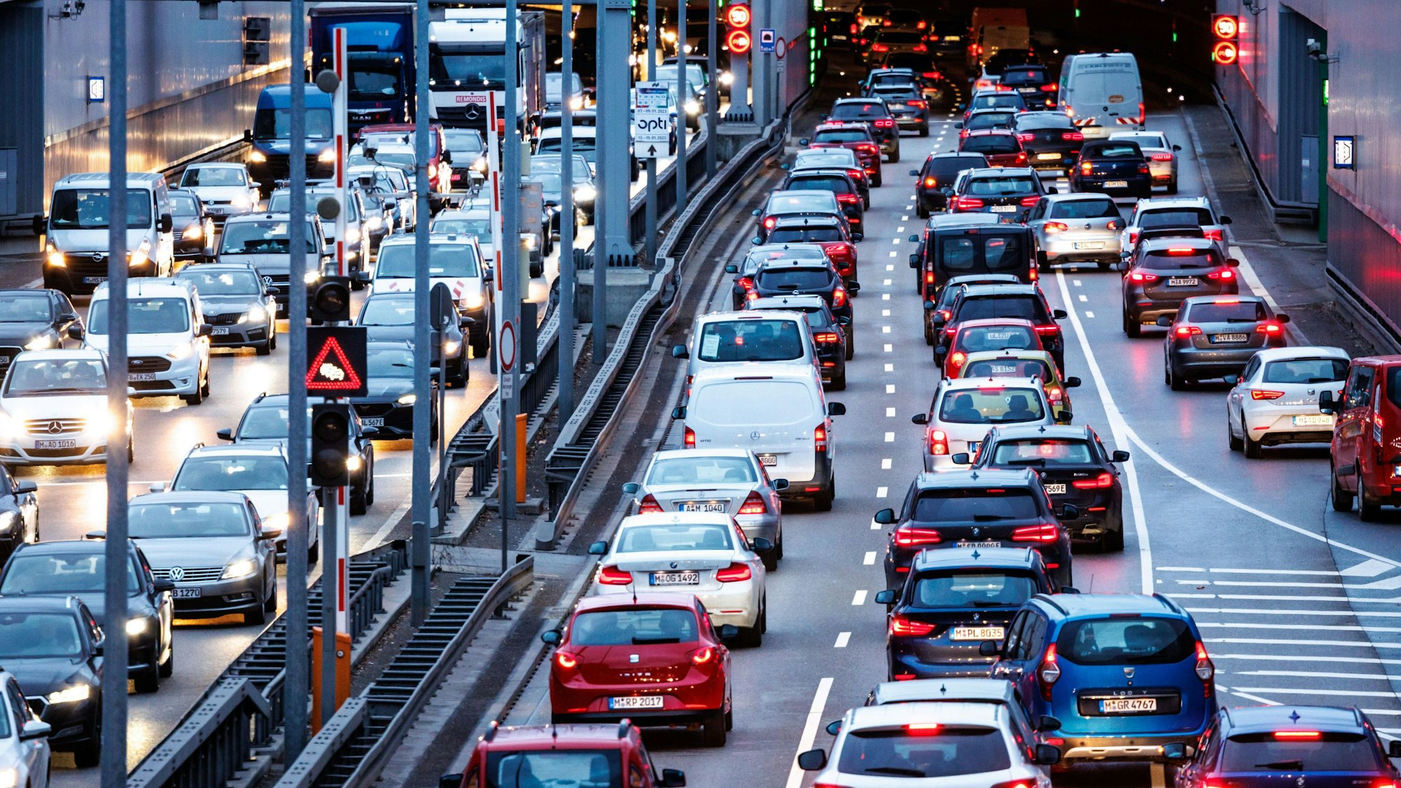 Der Verkehr staut sich im Berufsverkehr am Morgen am Tunnel Heckenstallerstraße auf dem Mittleren Ring.