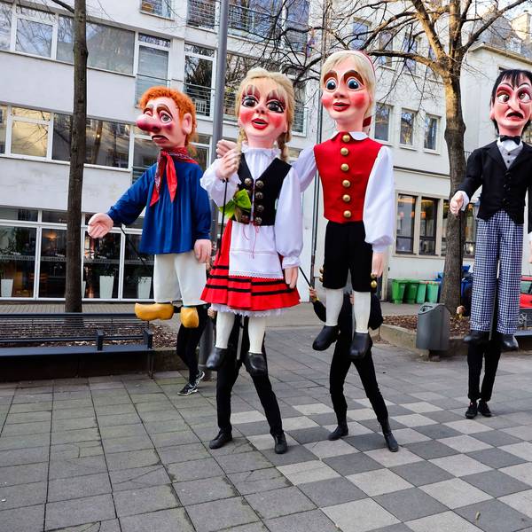 Tünnes, Bärbelchen, Hänneschen und Schäl als Großfiguren in der Altstadt.