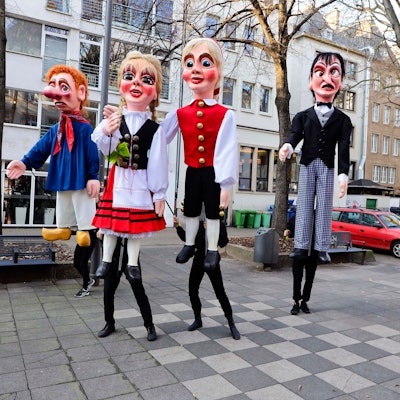 Tünnes, Bärbelchen, Hänneschen und Schäl als Großfiguren in der Altstadt.