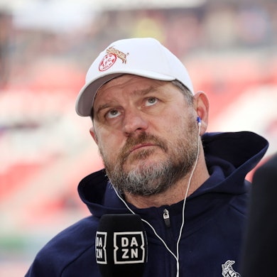 Kölns Trainer Steffen Baumgart beim Interview am Spielfeldrand in Freiburg.