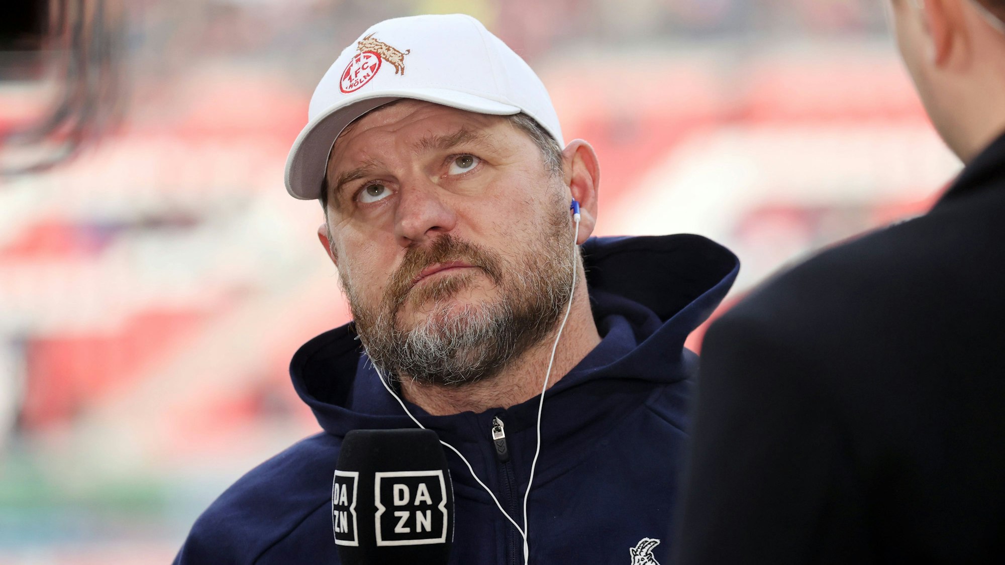 Kölns Trainer Steffen Baumgart beim Interview am Spielfeldrand in Freiburg.