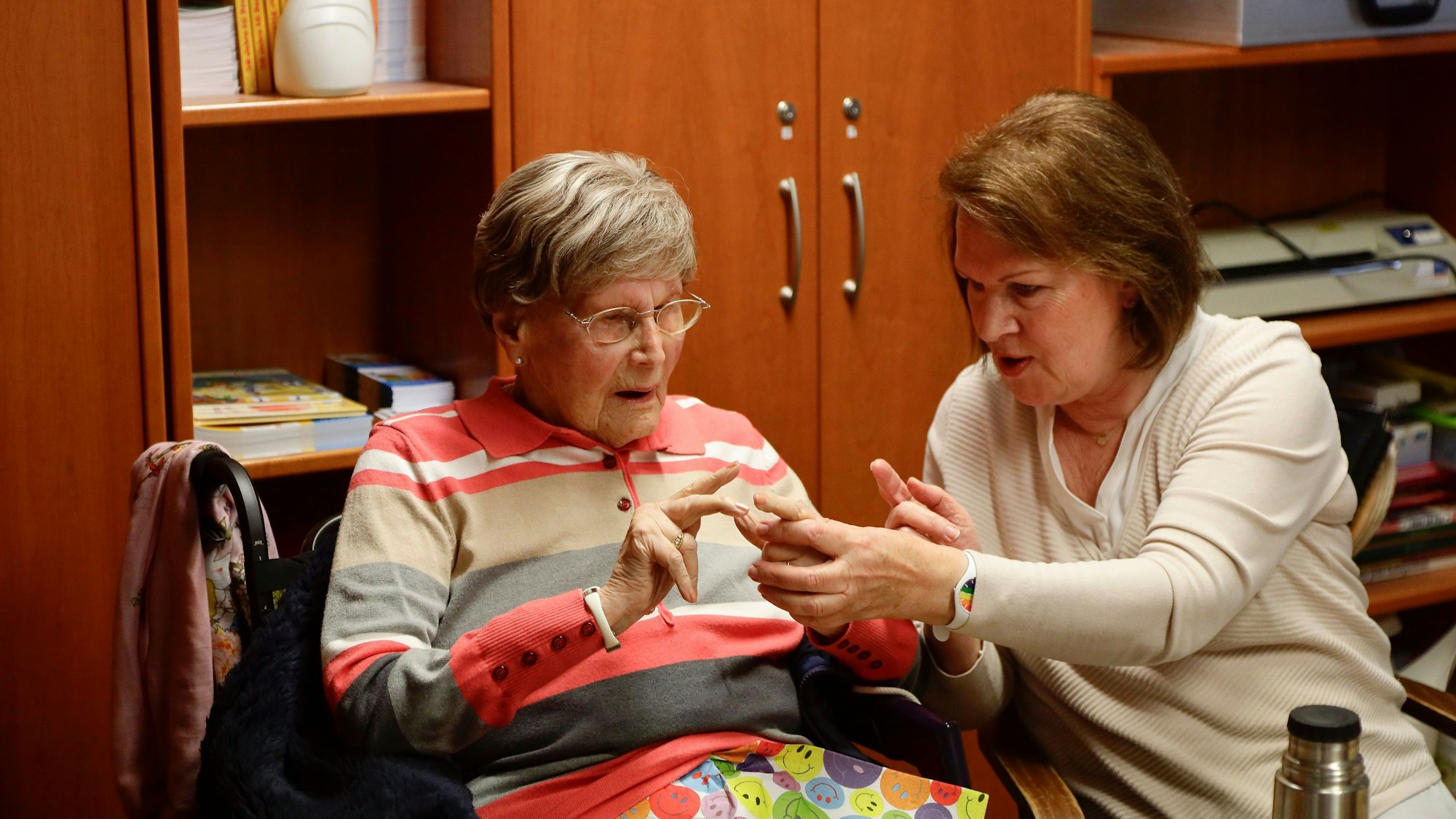 Gerda Moebius und ihre Tochter Helga Schneider in der Quasselrunde in Deutz