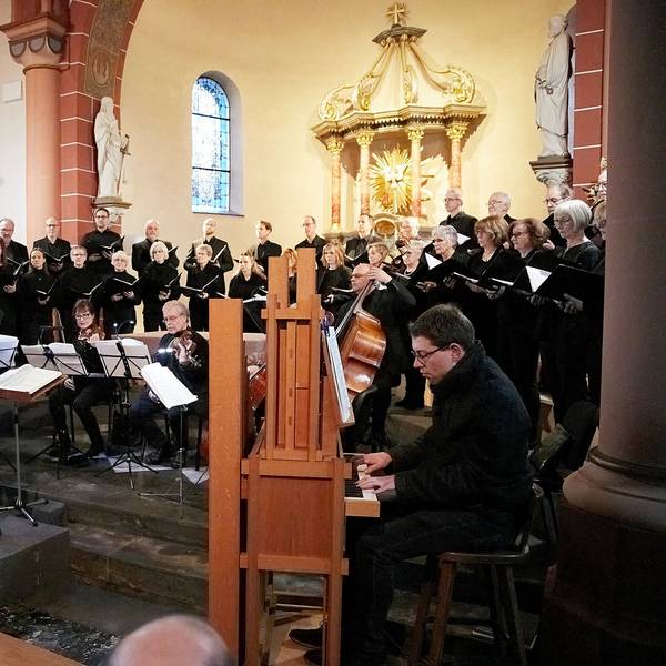 Das Bild zeigt die Musiker der „Kleinen Cantorei“ beim Adventskonzert in der Pfarrkirche St. Hieronymus.
