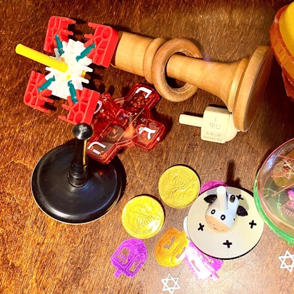 Viele Kreisel liegen auf dem Tisch. Manche sind aus Holz, andere aus Plastik, manche sind selbstgebaut.