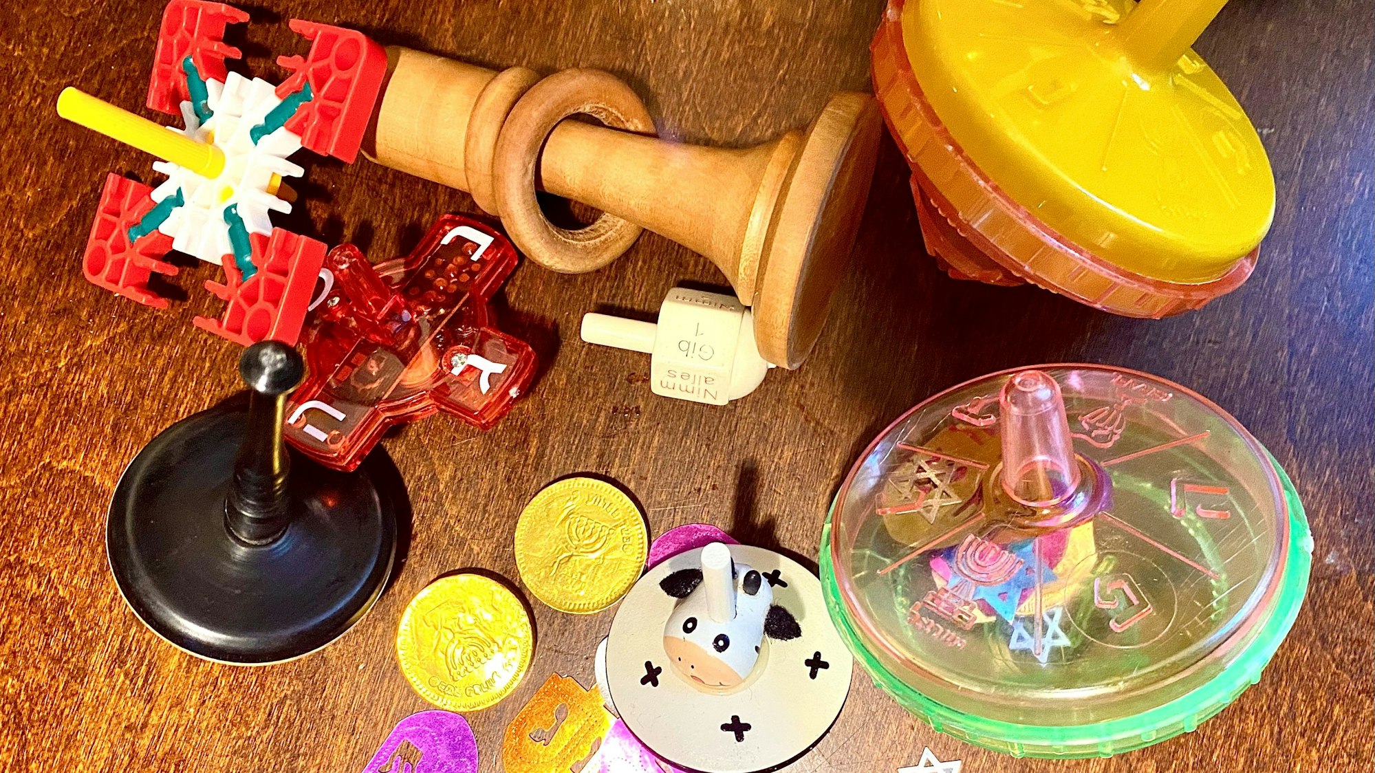 Viele Kreisel liegen auf dem Tisch. Manche sind aus Holz, andere aus Plastik, manche sind selbstgebaut.