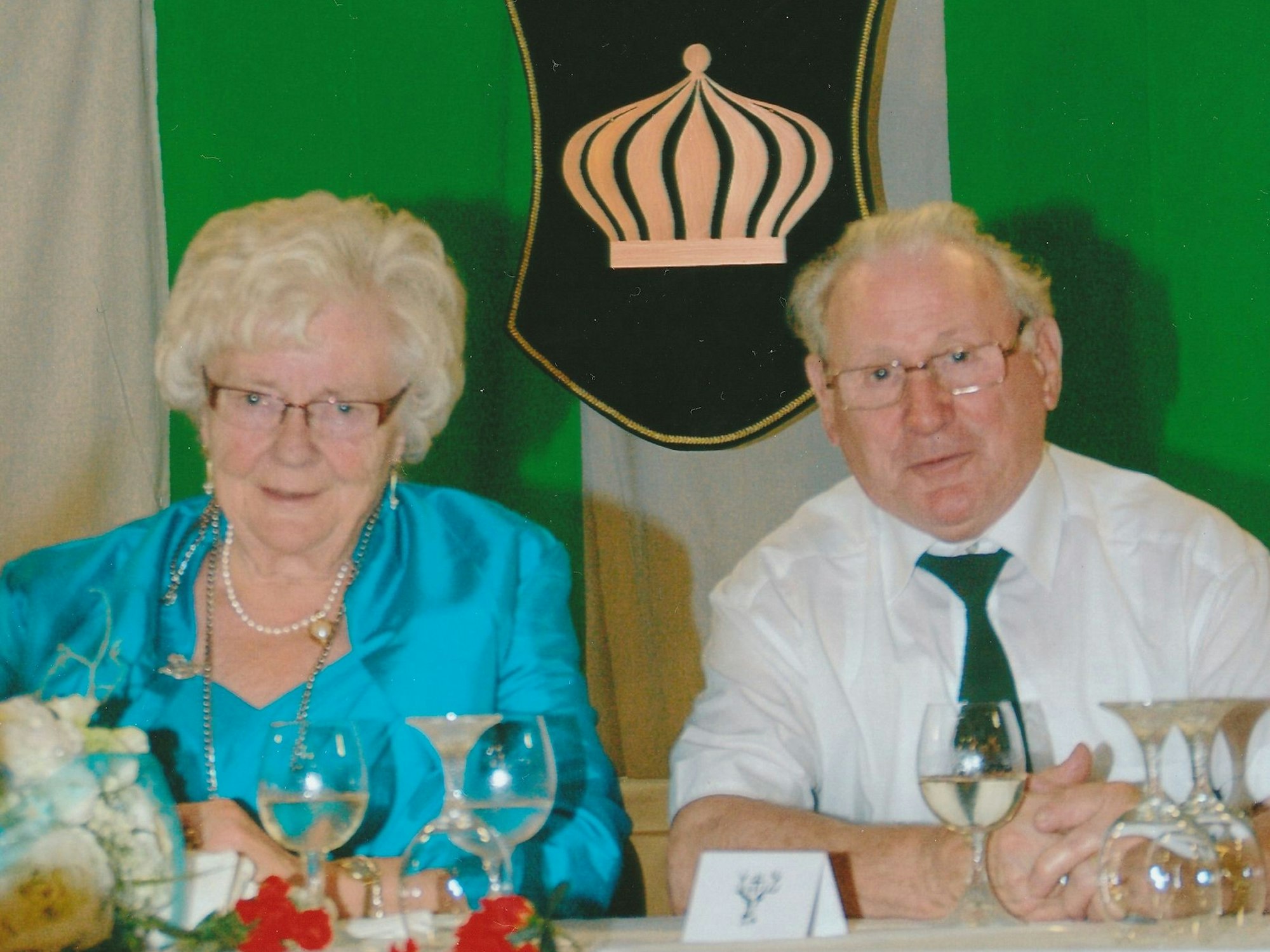 Die Eheleute Trudel und Heinz Wett sitzen beim Schützenfest am Tisch der Majestäten. Sie trägt ein türkisfarbenes Kleid.