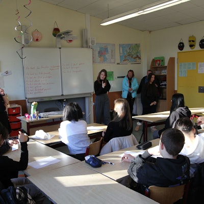 Eine Lehrerin und Schüler beim Unterricht in einem Klassenzimmer