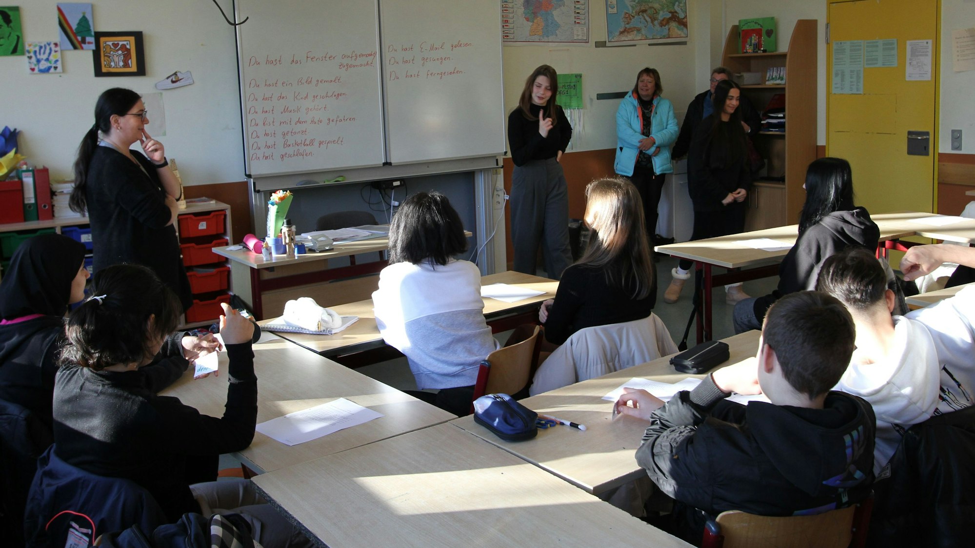 Eine Lehrerin und Schüler beim Unterricht in einem Klassenzimmer