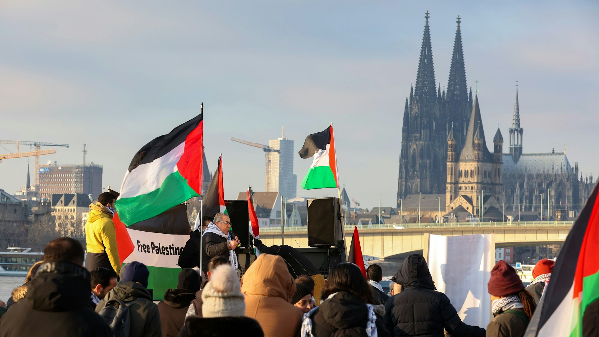 Eine propalästinensische Demo an der Deutzer Werft Anfang Dezember mitetwa 100 Teilnehmenden.