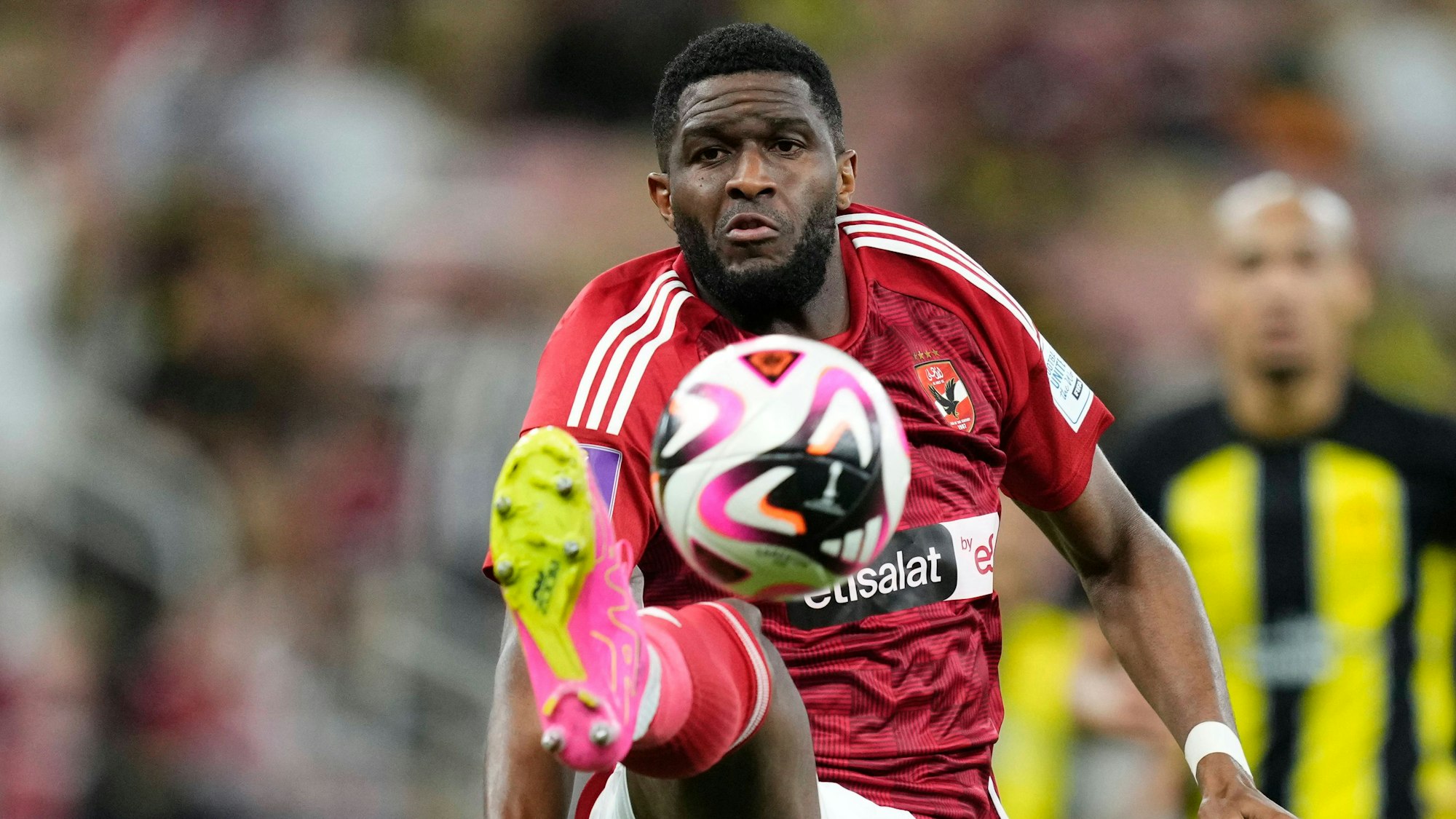 Stürmer Anthony Modeste im Trikot des ägyptischen Fußballvereins Al Ahly. Der Franzose ist dabei zu sehen, wie er bei der Klub-WM der FIFA den Ball annimmt.