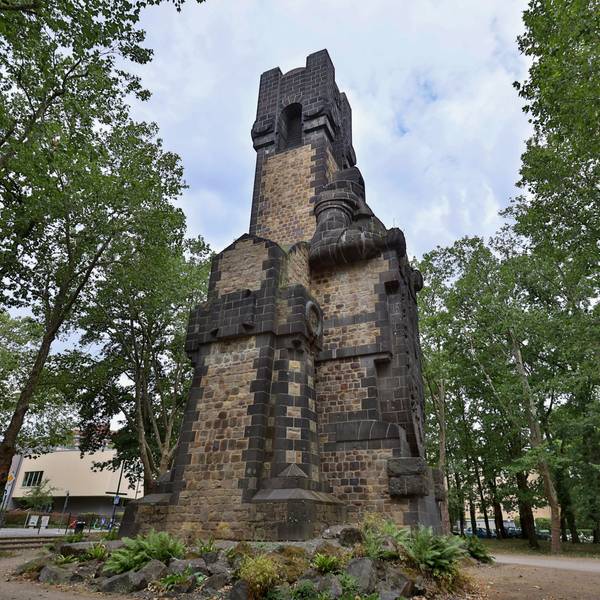 Der auch als Bismarcksäule bezeichnete Bismarckturm Köln am Rheinufer in Bayenthal.