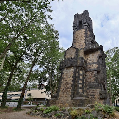 Der auch als Bismarcksäule bezeichnete Bismarckturm Köln am Rheinufer in Bayenthal.
