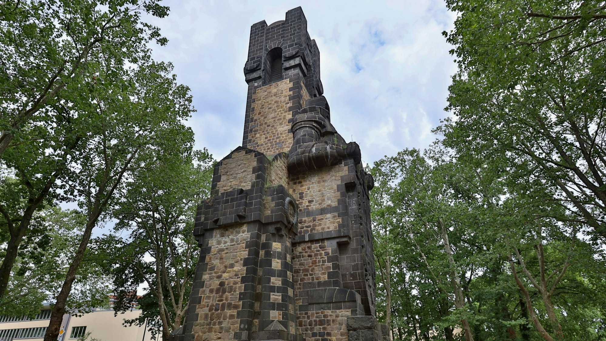 Der auch als Bismarcksäule bezeichnete Bismarckturm Köln am Rheinufer in Bayenthal.