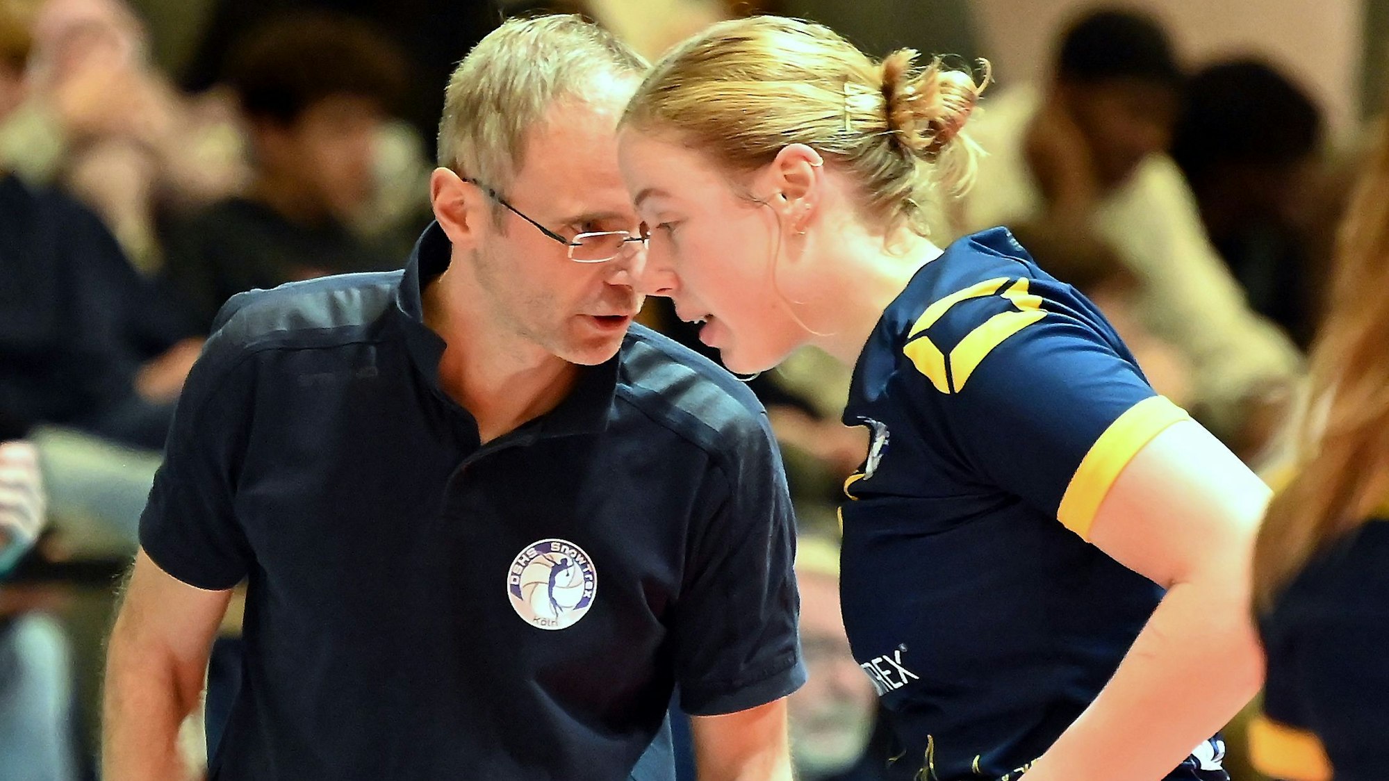 16.12.2023, Volleyball-Bayer Volleys-DSHS Köln
links: TR: Jimmy Czimek (Köln)
rechts: Rieke Niemeyer (Köln)
Foto: Uli Herhaus