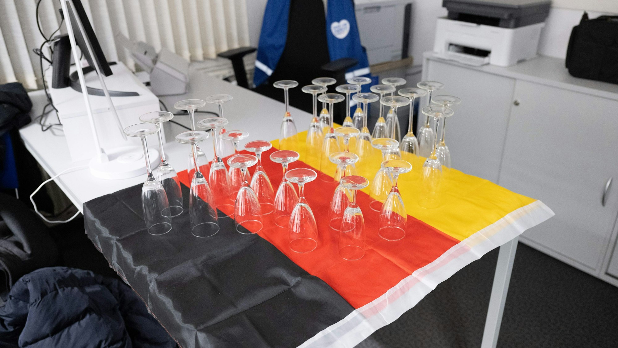 Sachsen, Pirna: Sektgläser auf der Wahlparty der AfD. Lochner gewinnt die Wahl im zweiten Wahlgang und ist neuer Oberbürgermeister von Pirna.