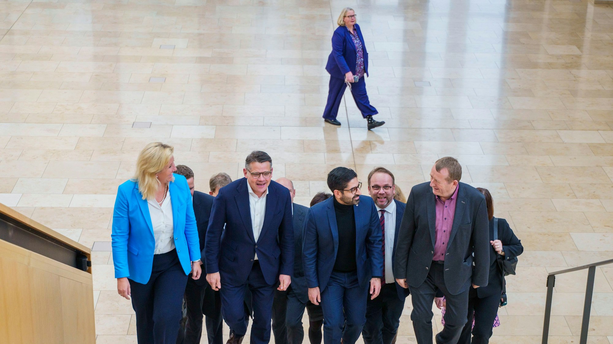 Die Verhandlungsgruppe mit Ines Claus (l-r, CDU), Fraktionsvorsitzende der CDU im Hessischen Landtag, Boris Rhein (CDU), Ministerpräsident von Hessen, Kaweh Mansoori (SPD), Vorsitzender der südhessischen SPD, und Günter Rudolph (SPD), Vorsitzende der SPD-Fraktion im Hessischen Landtag, an der Spitze gehen im RheinMain CongressCenter eine Treppe hoch.
