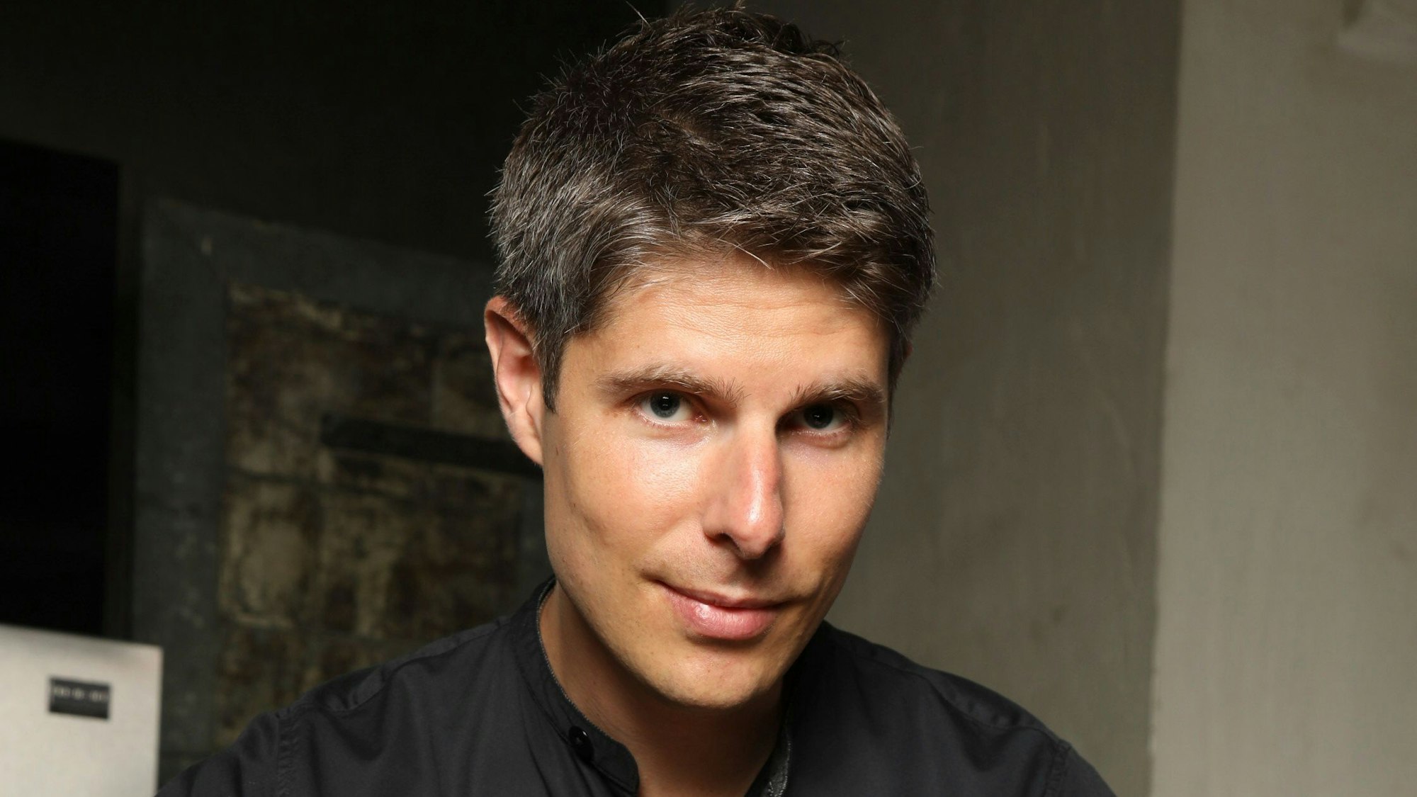 Auf dem Foto ist der Koch Simon Cordes zu sehen.