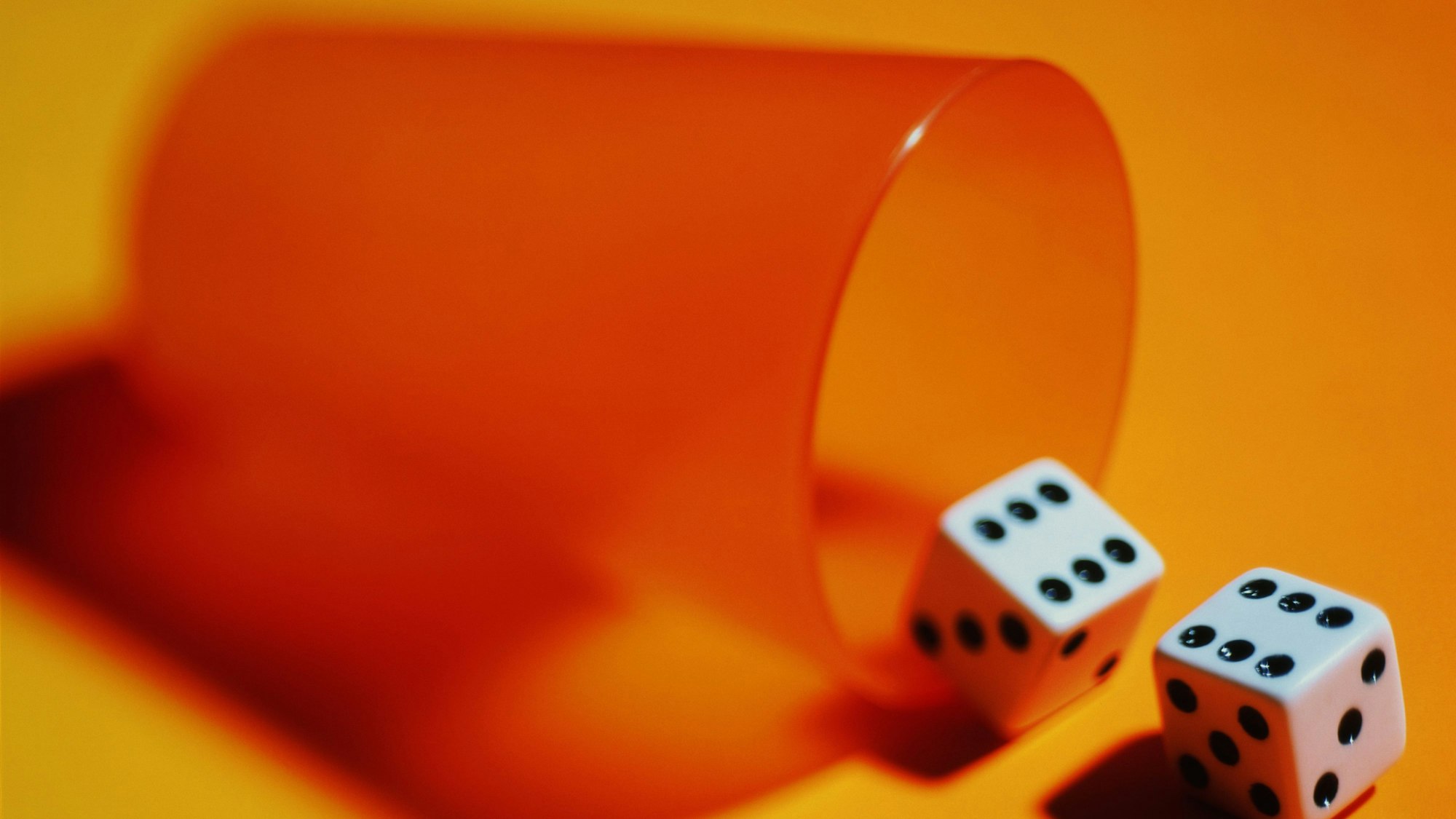 Becher mit zwei Würfel