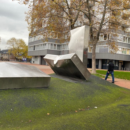 Zu sehen sind die stählernen Plastiken auf dem Bathasar-Neumann-Platz.