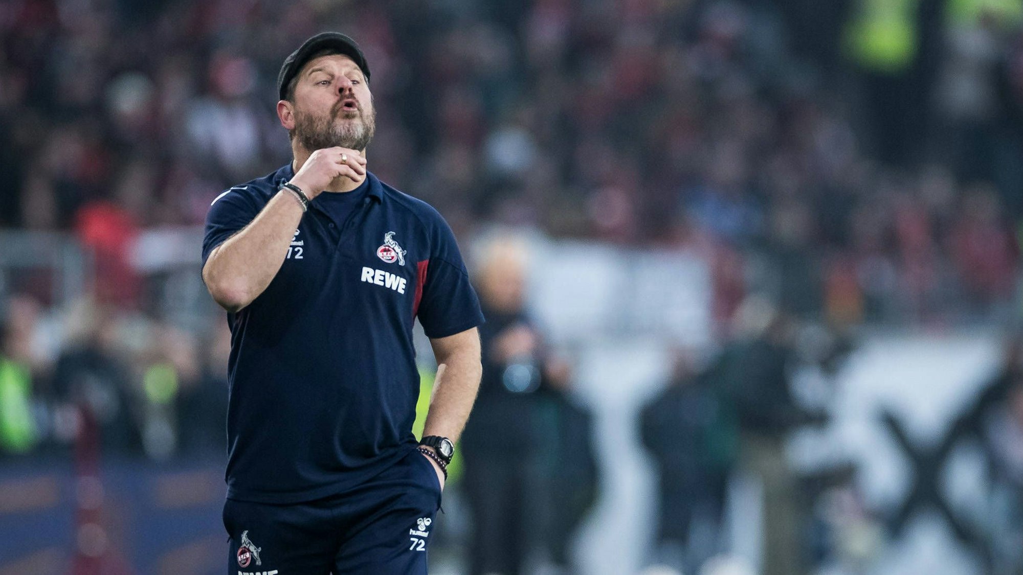 „Kopf hoch!“ - Steffen Baumgart hält weiter zu seiner Mannschaft, wenngleich die Ergebnisse nicht stimmen.