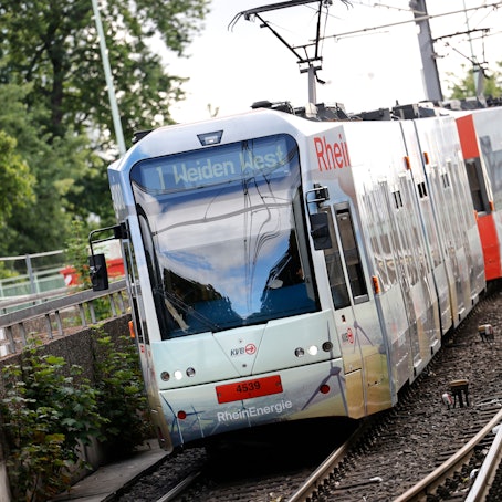 Eine Straßenbahn der Kölner Verkehrsbetriebe (KVB) fährt über die Severinsbrücke.