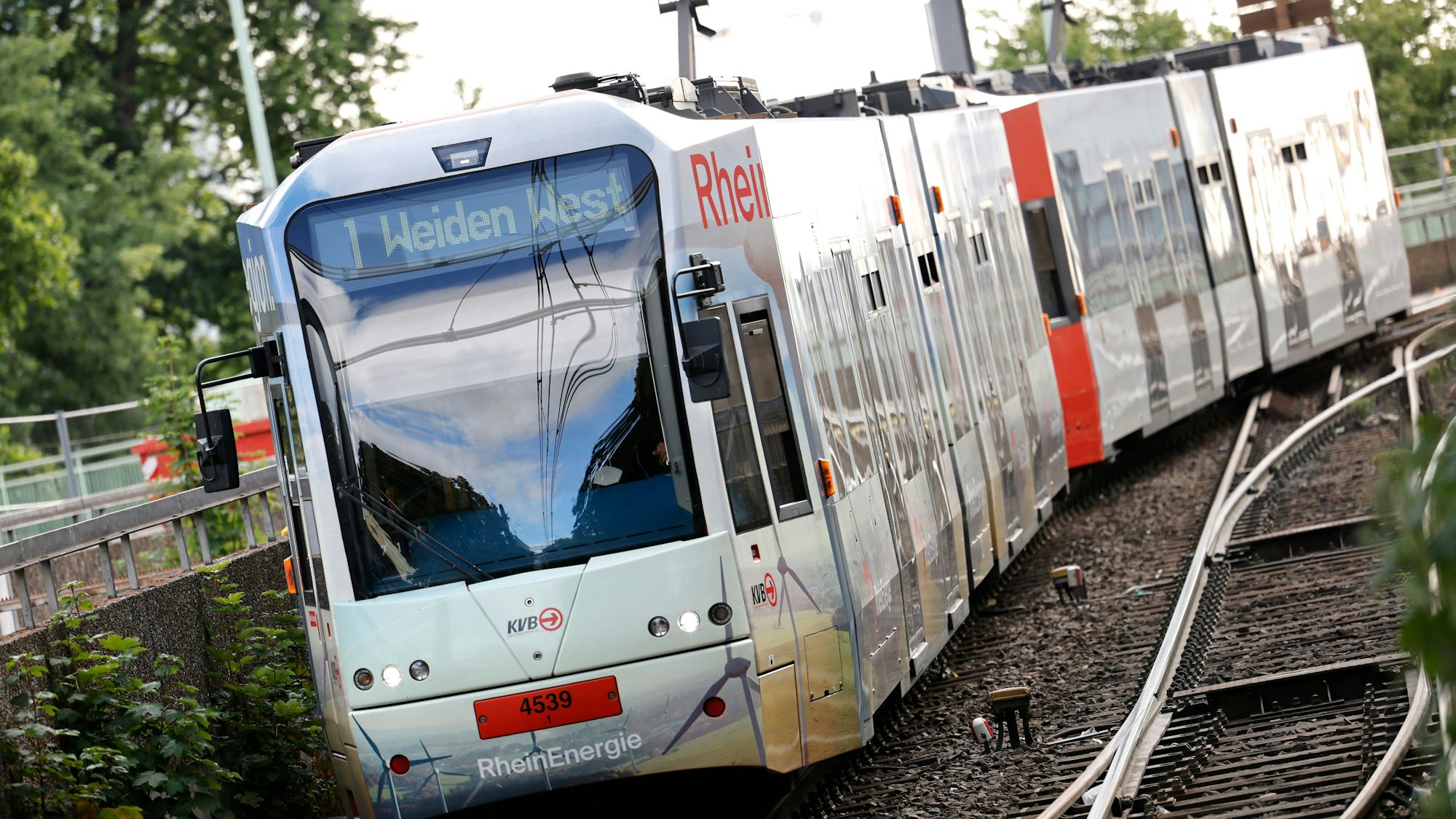 Eine Straßenbahn der Kölner Verkehrsbetriebe (KVB) fährt über die Severinsbrücke.
