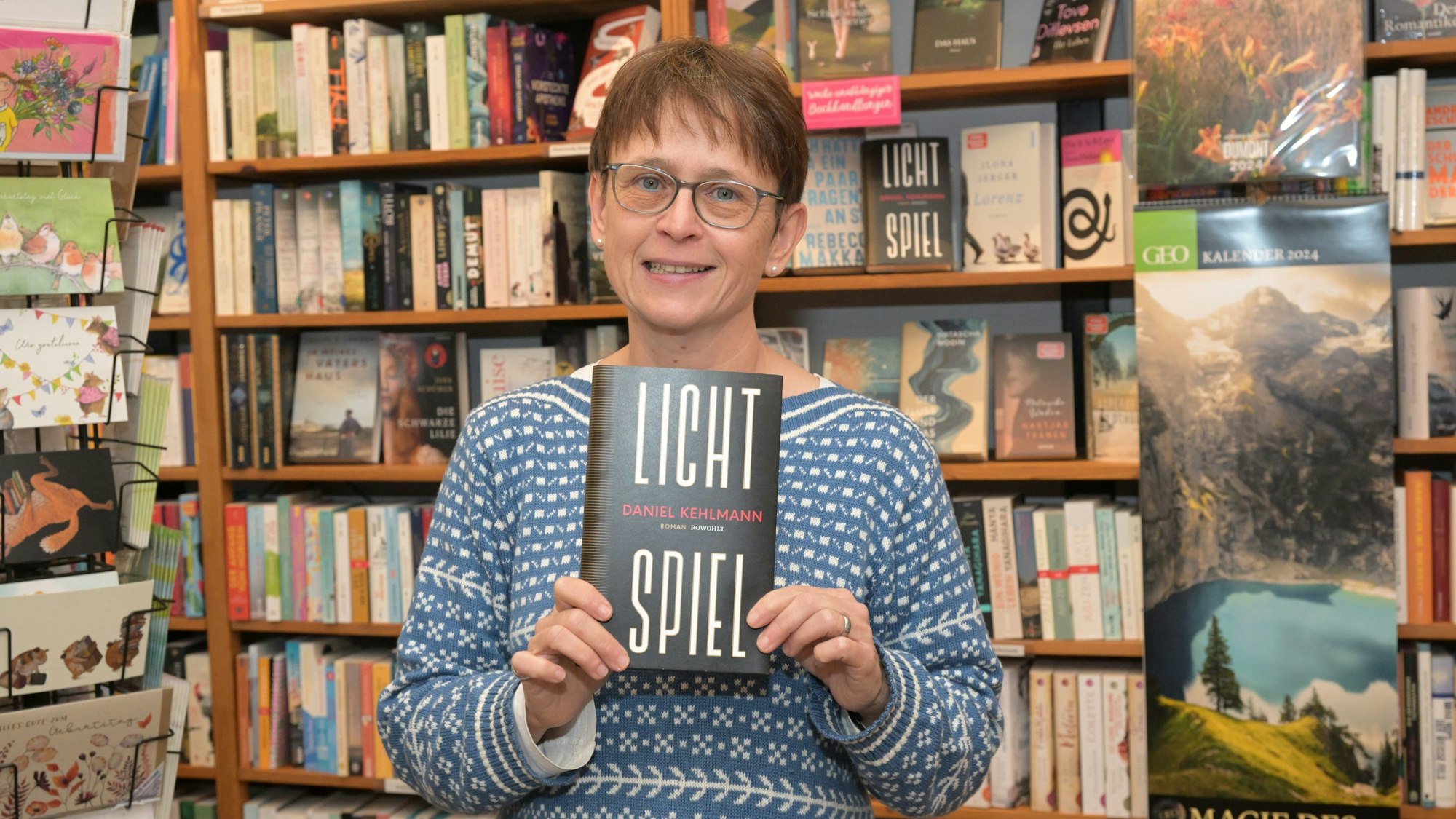 Der Roman „Lichtspiel“ hält Michaela Rusch in den Händen.