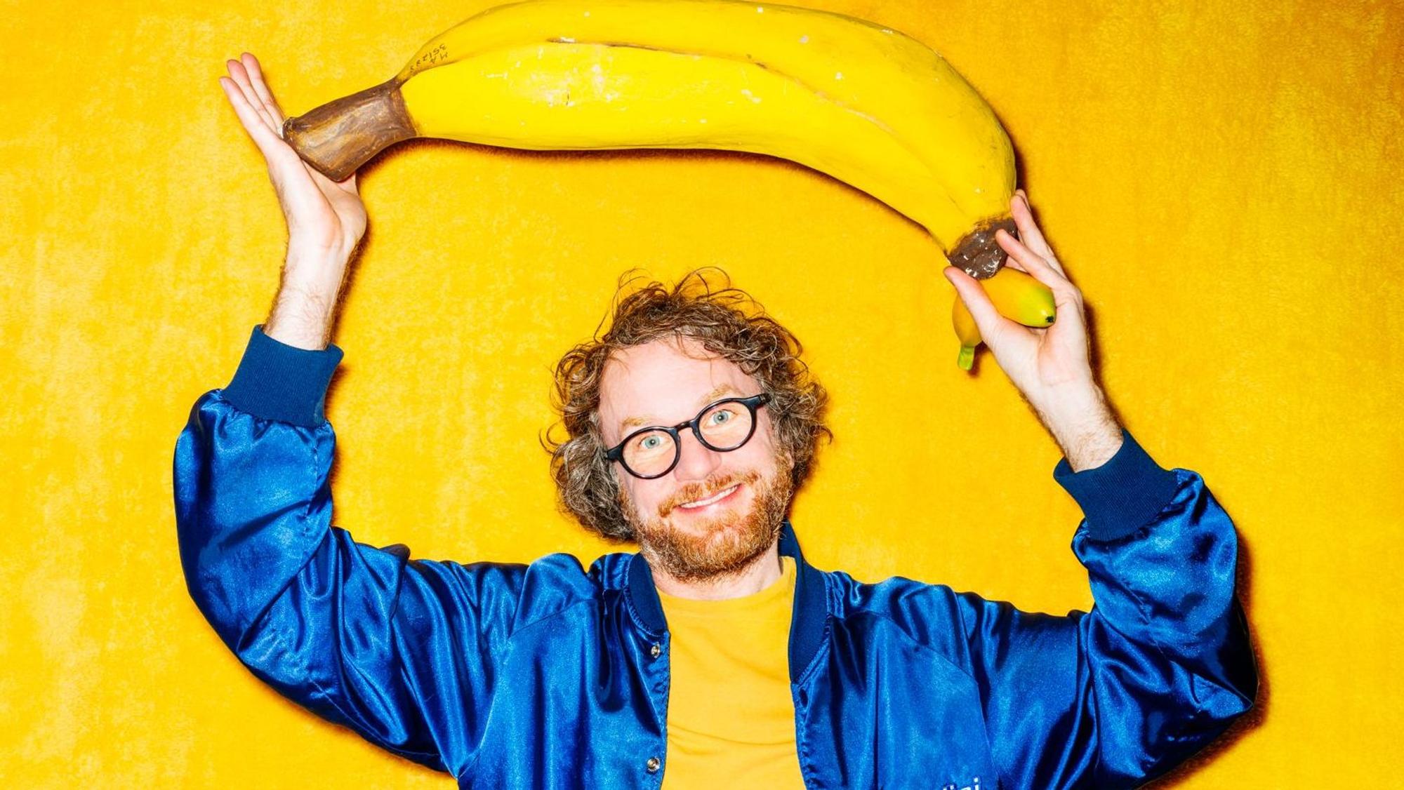 Der Comedian Friedemann Weise hält eine überdimensionale Banane über seinen Kopf.