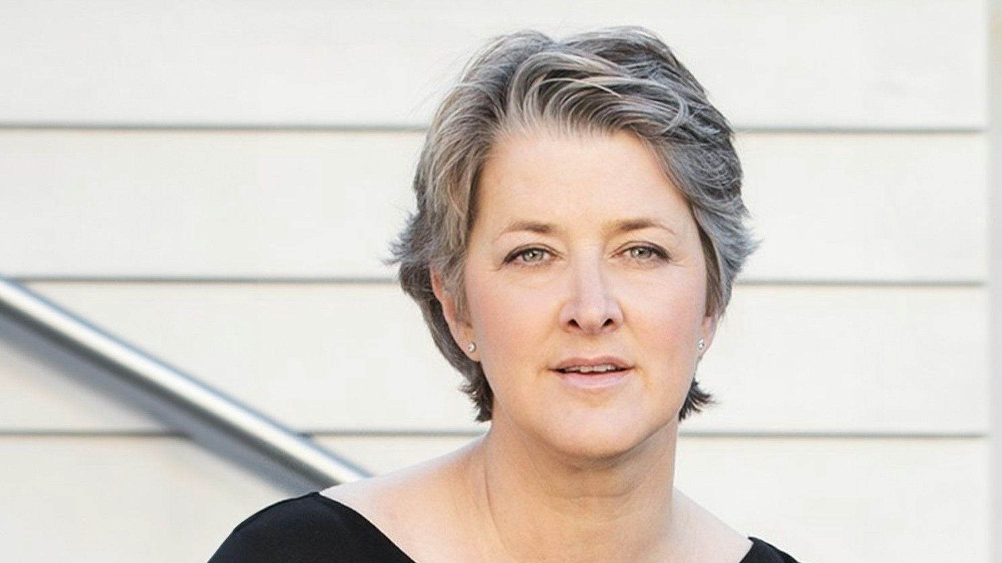 Die Sopranistin Christiane Oelze blickt in die Kamera.