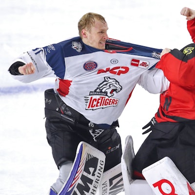 KEC-Torhüter Tobias Ancicka Niklas Treutle von den Nürnberg Ice Tigers lieferten sich in Köln einen Faustkampf auf dem Eis.