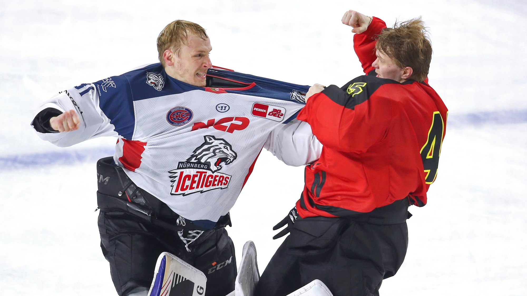 KEC-Torhüter Tobias Ancicka Niklas Treutle von den Nürnberg Ice Tigers lieferten sich in Köln einen Faustkampf auf dem Eis.