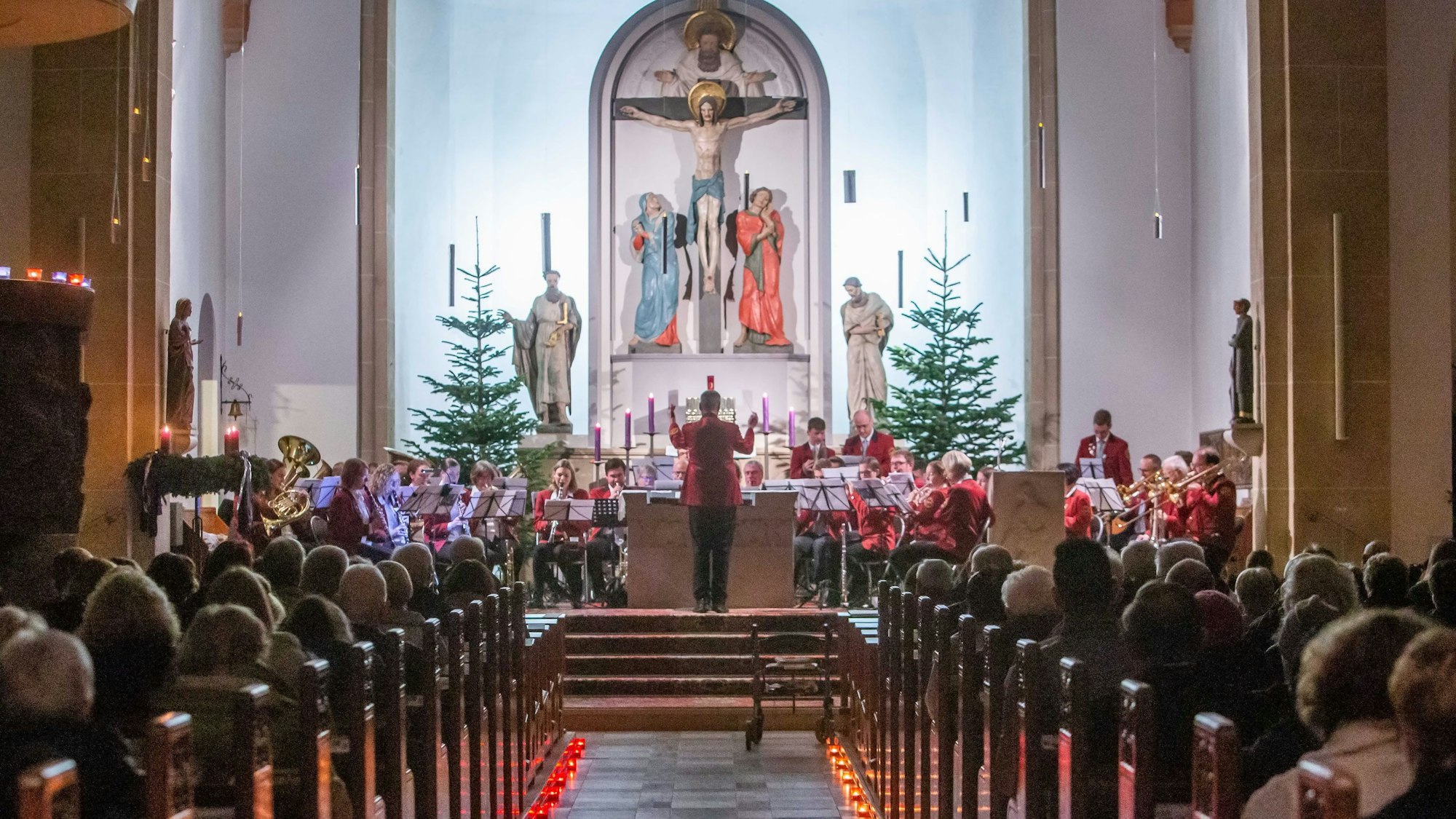 Im Kerzenschein: Chorgemeinschaft und Musikverein Süng sangen und spielten in der festlich illuminierten katholischen Kirche St. Agatha in Lindlar-Kapellensüng Adventsmusik. Die Tannenbäume waren noch ungeschmückt.