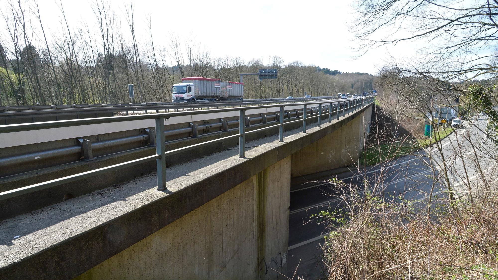 Die A4-Brücke überquert die Landstraße 136 und soll neu gebaut werden.