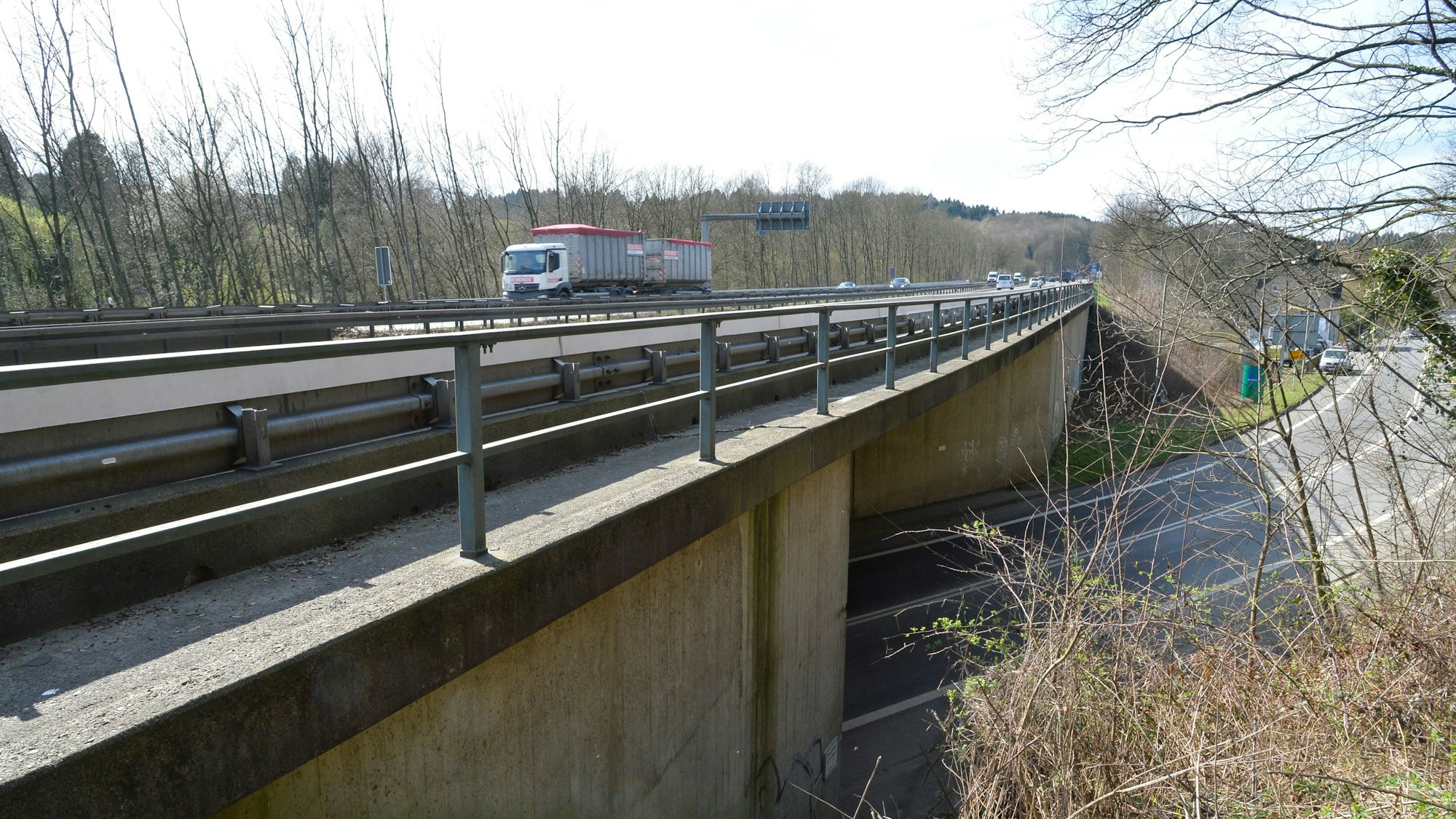 Die A4-Brücke überquert die Landstraße 136 und soll neu gebaut werden.
