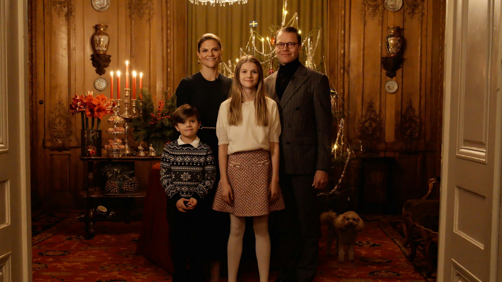 Offizielles Weihnachtsporträt der Kronprinzessinnenfamilie: Kronprinzessin Victoria (l) und Prinz Daniel (r) sowie Prinz Oscar (ml) und Prinzessin Estelle (mr)