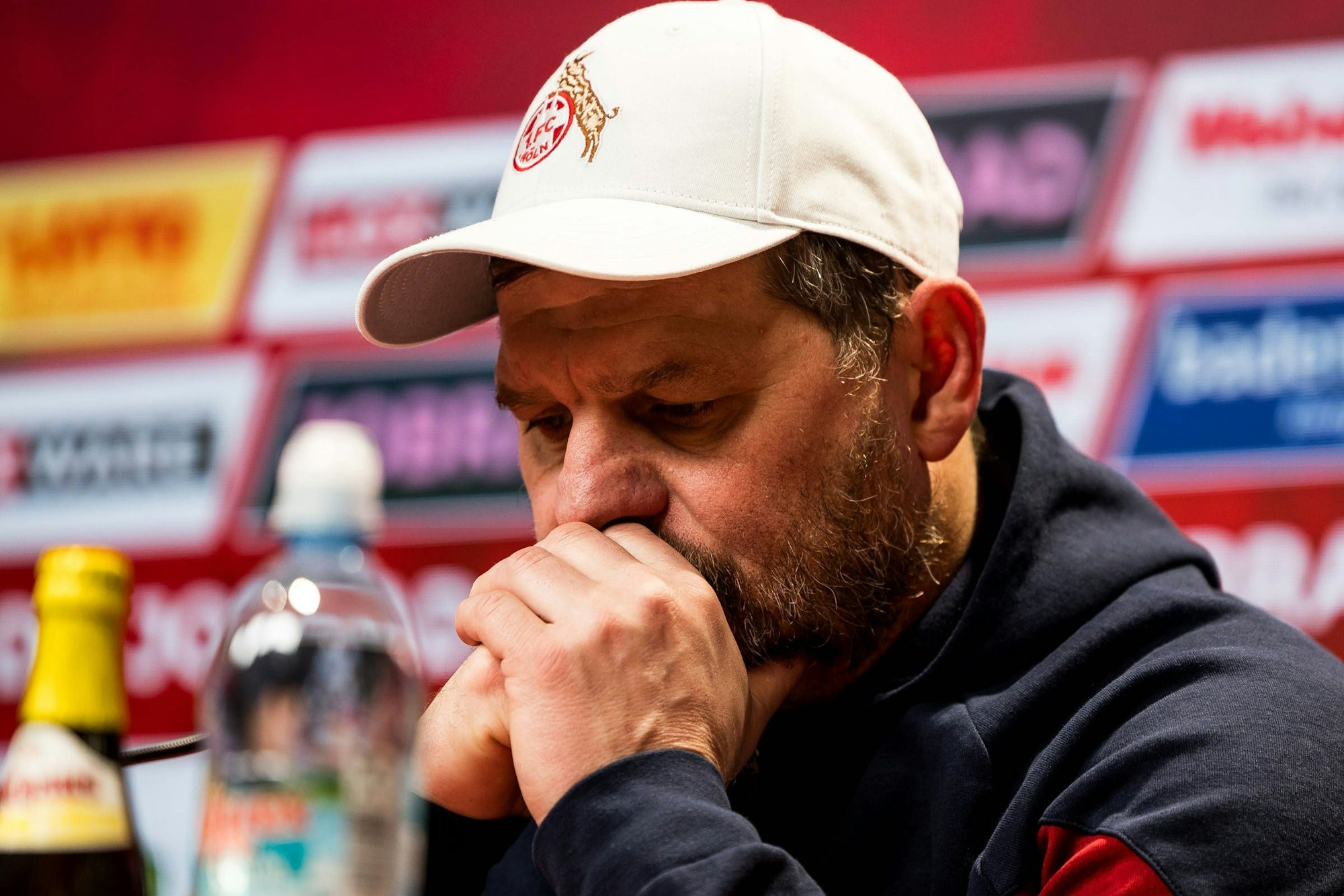 Steffen Baumgart wirkte am Sonntag in Freiburg nachdenklich, der Trainer braucht dringend Punkte.